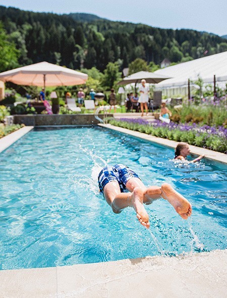 Het natuurzwembad bij de firma Fresner biedt zwemplezier op zomerse dagen